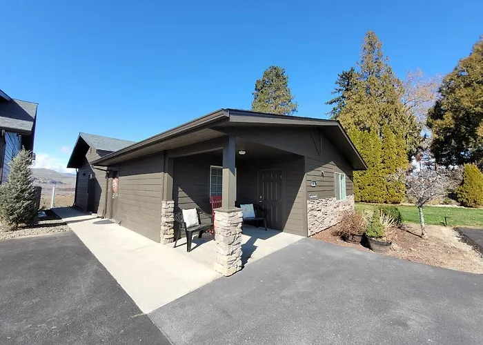 Immaculate Home W/ Mtn And River Views!