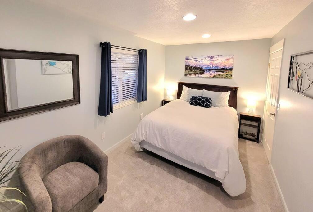 Apartment Immaculate W/ Mtn And River Views!