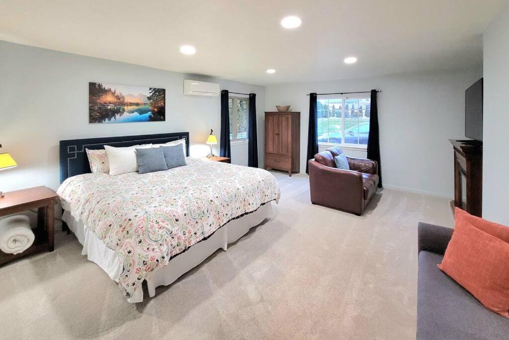 Immaculate W/ Mtn And River Views! *