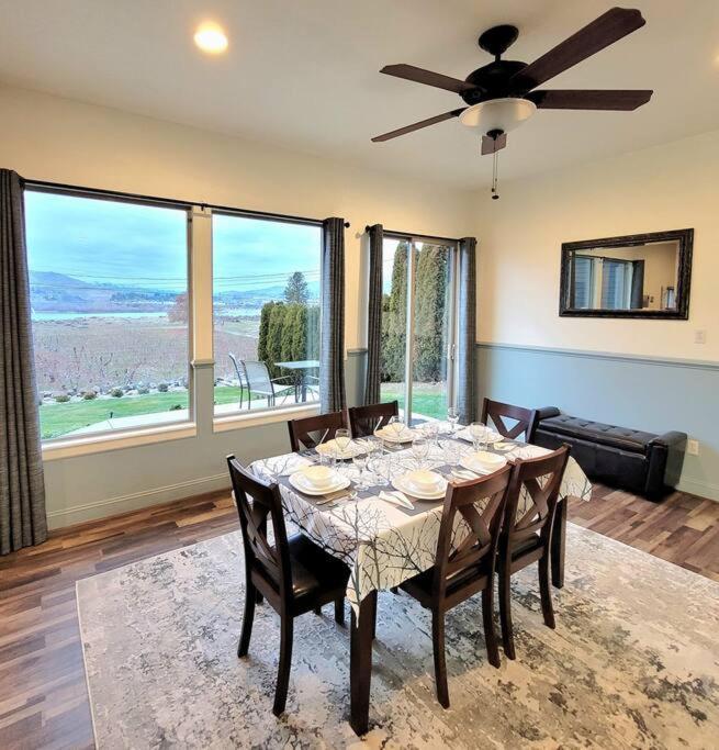 Immaculate W/ Mtn And River Views!