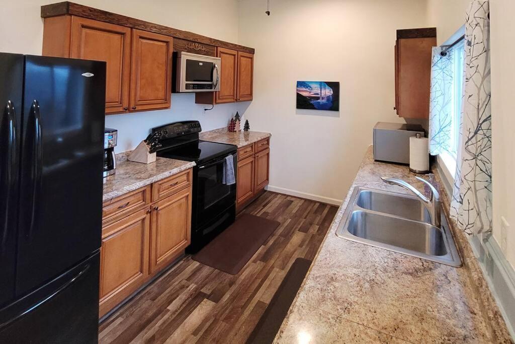 Apartment Immaculate W/ Mtn And River Views!
