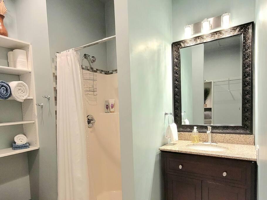 Immaculate W/ Mtn And River Views! Apartment