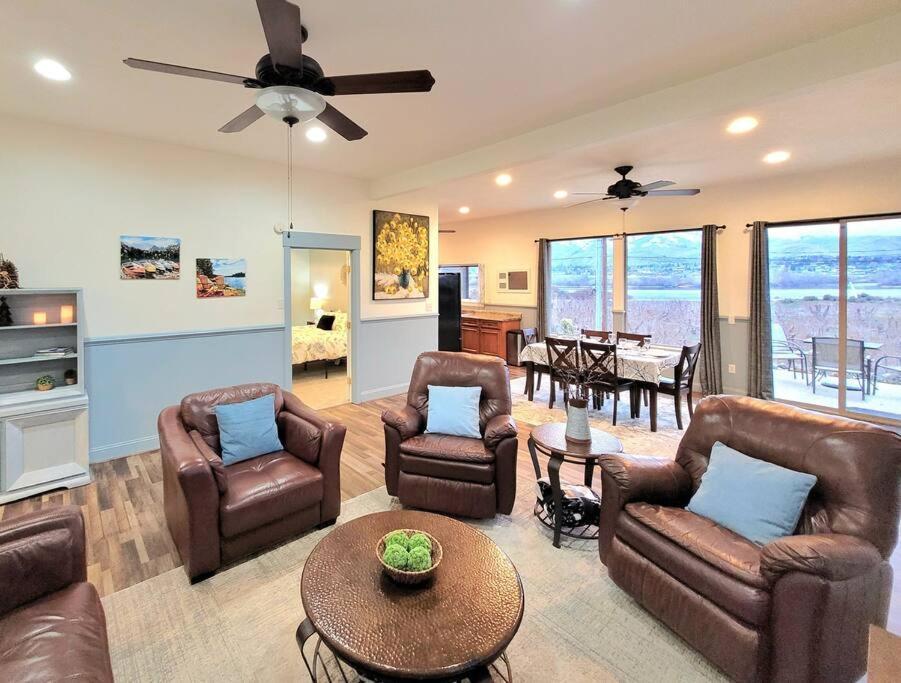 Apartment Immaculate W/ Mtn And River Views!