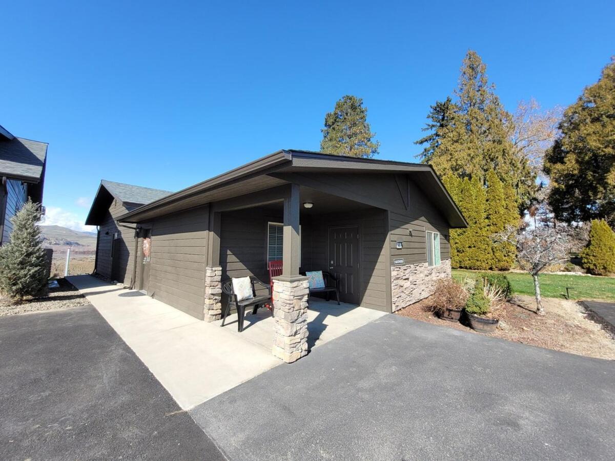 Immaculate W/ Mtn And River Views! Apartment