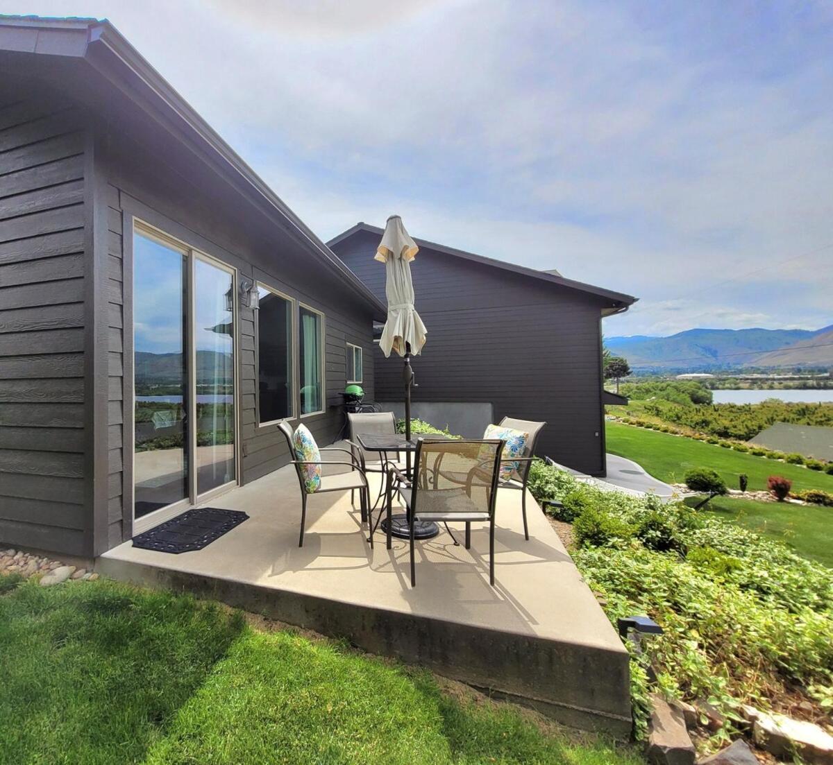 Apartment Immaculate W/ Mtn And River Views! *