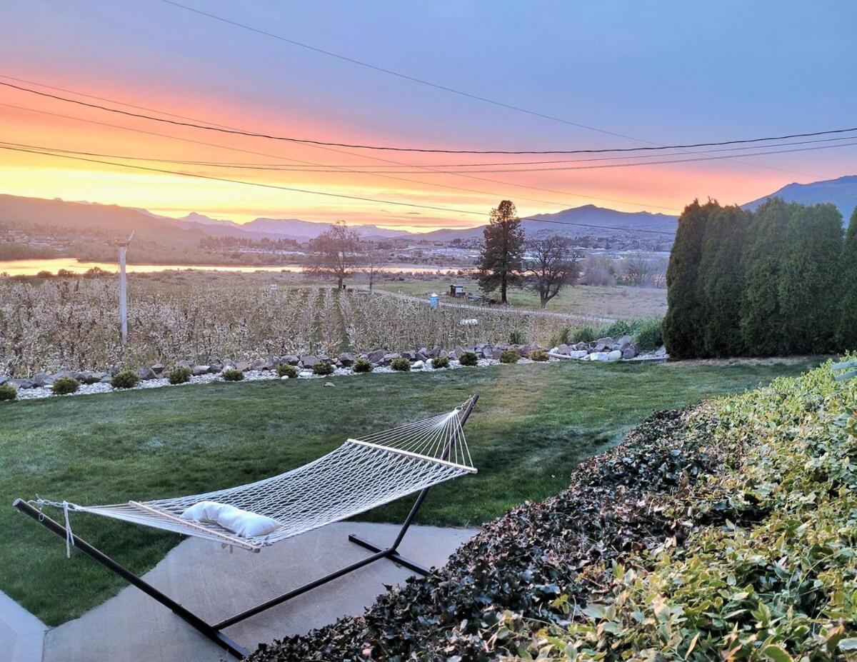 Immaculate W/ Mtn And River Views! Apartment East Wenatchee
